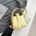 Sac seau en cuir jaune clair avec clous argentés et détail de ceinture à boucle - Jaune