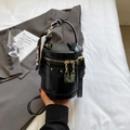 Borsa a secchiello cilindrica in pelle nera con manico in foulard e dettagli dorati chic - Nero