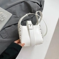Sac seau blanc avec rivets argentés et cuir mat, sac à bandoulière au style punk chic - Blanc