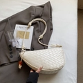 Schicke beige geflochtene Hobo-Tasche mit geknotetem Gurt und oranger Perle - Cremeweiß
