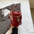 Borsa a secchiello cilindrica rossa in ecopelle lucida con foulard decorativo e oro metallo - Borgogna