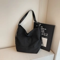 Grande borsa tote in tela nera minimalista con tracolla regolabile in pelle nera - Nero