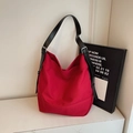 Grande borsa tote in tela rossa con tracolla nera su superficie di marmo - Borgogna