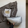 Modische silberne gewebte Croissant-Tasche mit geknotetem Schultergurt-Detail - Silber