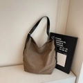 Borsa tote in tela marrone con ampia tracolla nera e fibbia argento in stile retrò - caffè