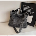 Detail der gewaschenen Denim-Tragetasche mit verstellbarem Schultergurt und Griff - Schwarz