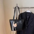 Borsa tote nera in pelle con logo e ciondolo a forma di orso per l'ufficio - Nero (Con Ciondolo)