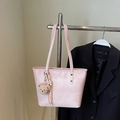 Grande borsa tote rosa chiaro da donna con ciondolo a orsetto, collezione primavera 2025 - Rosa (Con Ciondolo)