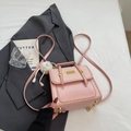 Zaino rosa da donna con trama intrecciata a rilievo e ciondolo a pompon bianco - rosa con ciondolo