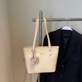 Borsa tote in pelle crema con manici lunghi e ciondolo a forma di orso marrone - Giallo (Con Ciondolo)