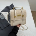 Zaino bianco crema con trama intrecciata, dettagli dorati e chiusura a patta da donna - Bianco Sporco Senza Ciondolo