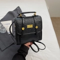 Mini zaino nero in pelle intrecciata con dettagli dorati e stile elegante - Nero senza Ciondolo