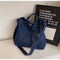 Detailansicht der Denim-Tragetasche mit silbernem Druckknopf und verstellbarem Schultergurt - Dunkelblau