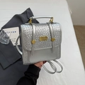 Zaino intrecciato argento metallizzato con dettagli dorati e manico per donna - Argento Senza Pendente