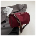 Dettaglio borsa a cilindro in camoscio bordeaux con tracolla in pelle marrone e zip - Rosso