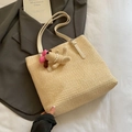 Handgewebte cremefarbene Strohtasche mit weißen Lederriemen und Plüschhund-Anhänger - Cremeweiß mit Anhänger