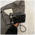 Detail der schwarzen gesteppten Mini-Tasche mit silbernen Nieten und Rosenanhänger - Schwarz