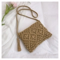Dettaglio della trama a rombi intrecciata a mano e nappa su borsa a tracolla kaki boho - Cachi