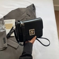 Borsa a tracolla nera in pelle lucida con fibbia quadrata in metallo argento - Nero