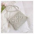 Dettaglio della borsa a tracolla in cotone crema intrecciata a mano con nappe boho - Bianco Sporco