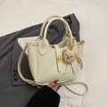 Bolso cubo blanco con textura de cocodrilo, cierre dorado y colgante de oso peluche - Blanco Crema con Colgante