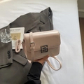 Borsa a tracolla beige in pelle verniciata con chiusura argentata stile vintage - Rosa