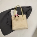 Handgewebte beige Strohtasche mit gelben Trägern und süßem Hundeanhänger für Damen - Gelb mit Anhänger