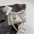 Bolso bandolera plisado beige en cuero granulado con correa de cadena plateada - Blanco Roto
