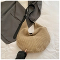 Detail van de geweven shopper met gehaakte textuur en zwarte lederen schouderriem - Khaki