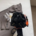 Sac seau en cuir grainé noir avec fermeture à cordon et breloque éléphant orange - Avec Pendentif / Noir