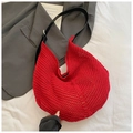 Detail van rode gehaakte hobo tas met zwart lederen riem en zilveren gespsluiting - Rood