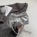 Bolso bandolera nube plateado metalizado con pliegues, cadena y detalles de cuero - Plateado
