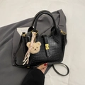 Elegante bolso tipo cubo negro con relieve de cocodrilo, cierre dorado y oso de peluche - Negro Con Colgante
