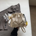 Sac seau blanc cassé texture lychee avec cordon de serrage et charm oiseau jaune - Avec Pendentif / Blanc Cassé