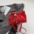 Bolso de hombro plisado rojo en cuero granulado con cadena plateada y colgante - Rojo