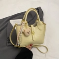 Bolso cubo beige de piel sintética con grabado de piedra y colgante de osito - Amarillo con colgante
