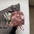 Sac seau en cuir grainé rose avec cordon de serrage et breloque éléphant - Avec Pendentif / Rose