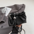 Bolso bandolera negro plisado con cadena de bolas plateada sobre fondo de traje gris - Negro