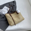 Große beige geflochtene Strohtasche mit braunen Riemen und Summer-Stickerei - Braun