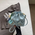 Sac seau bleu clair minimaliste avec cordon de serrage et pendentif éléphant en cuir - Avec Pendentif / Bleu