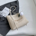 Cremefarbene Strohtasche mit Summer-Stickerei und Quasten-Anhänger auf Anzug - Gebrochenes Weiß
