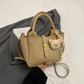 Bolso cubo beige con textura de cocodrilo, cierre dorado, oso de peluche y bufanda - Caqui Con Colgante