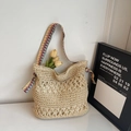 Beige Stroh-Schultertasche mit Häkelblumenmuster und buntem, gewebtem Schultergurt - Gebrochenes Weiß