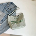Borsa tote minimalista in tessuto verde chiaro con ricamo nero e tracolla morbida - Verde