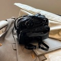 Glänzende schwarze Handtasche aus Ölwachsleder mit Reißverschlüssen und Trageriemen - Schwarz