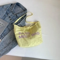 Borsa tote minimalista in tela giallo chiaro con ricamo viola e tracolla larga in tinta - Giallo