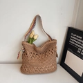 Handgefertigte Stroh-Strandtasche mit floralem Lochmuster und Ethno-Stickerei - Khaki