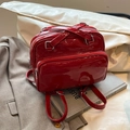 Rucksack und Handtasche aus poliertem rotem Ölwachsleder mit Glanzeffekt und Silberbeschlag - Rot