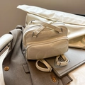 Schicker beige Rucksack und Handtasche aus Ölwachsleder mit glänzendem Finish und Silberzippern - Weiß