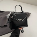 Minimalistische zwart glanzende lederen crossbodytas met zilveren metalen strikketting - Zwart